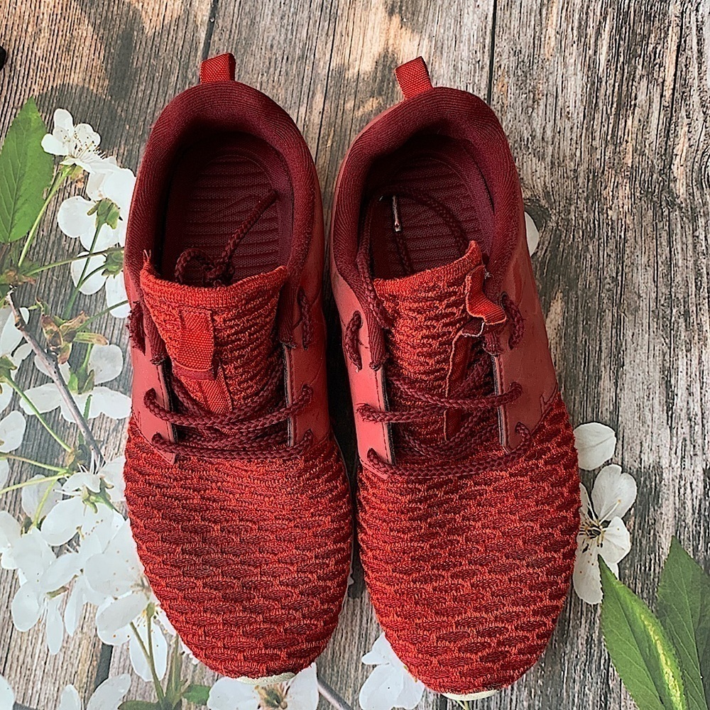 NIKE Men’s Roshe Flyknit Sneakers Gym Red Sneakers Size 7 Running Shoes